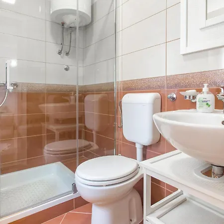 Apartment Beautiful In Podgrade With Jacuzzi Slime